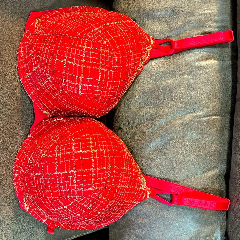 New Victoria Secret Push-Up Bra Size 38DD